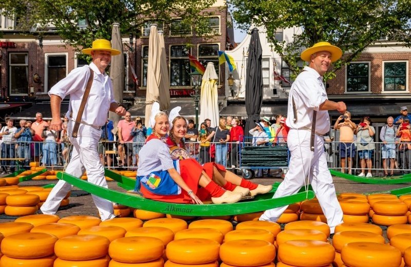 Kaasmeisjes op berrie op kaasmarkt ed van de pol